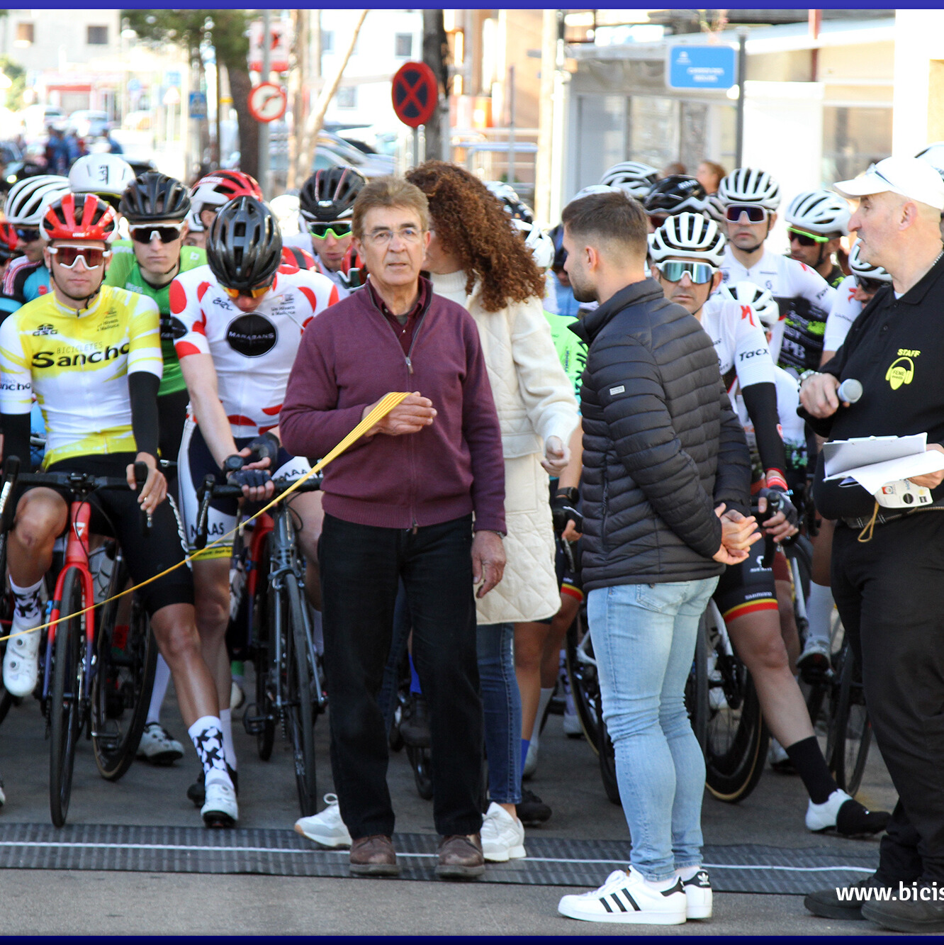 Ciclistas compitiendo en la 4 Etapa Trofeu Bicis Sancho en Cala Millor